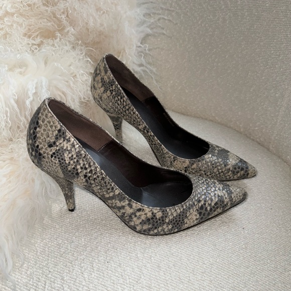 Snakeskin look heels. Barely worn, European sz 39/Canadian 8.5. - Picture 2 of 6
